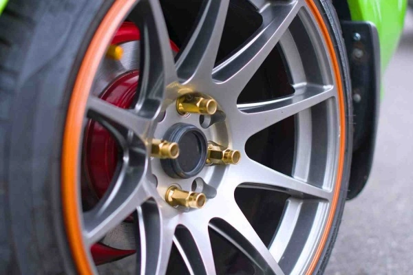 titanium-lug-bolts-performance-car.jpg