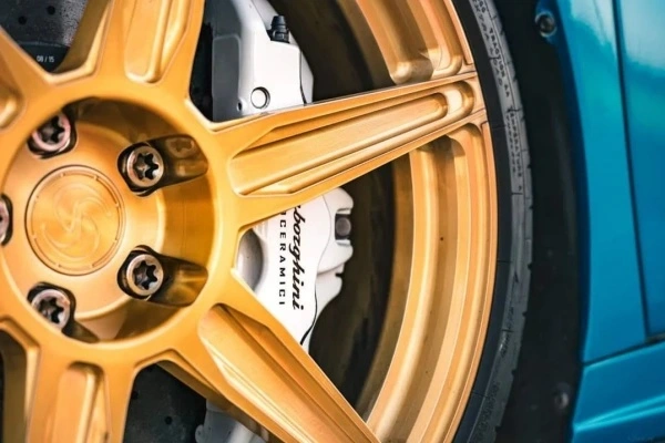 corrosion-resistant-titanium-lug-bolts-automotive-application